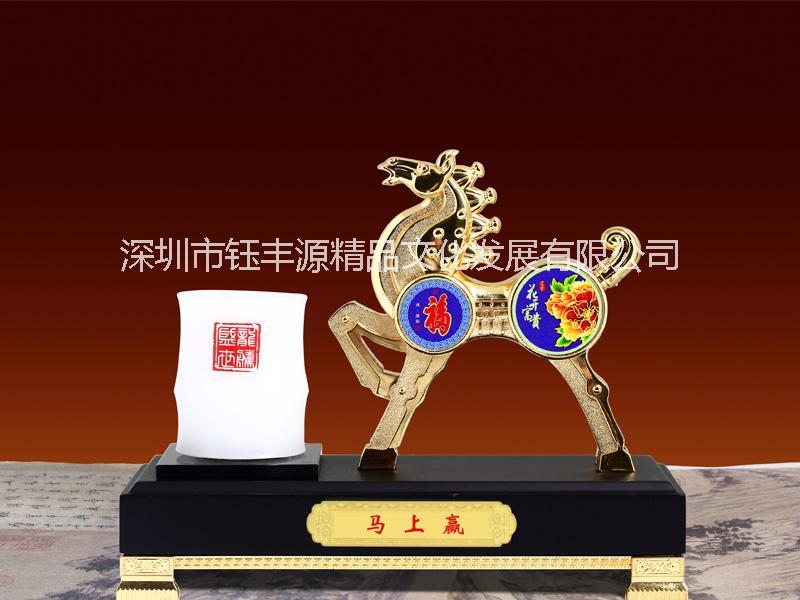 供应合金马礼品，深圳合金礼品厂家，接受定制合金工艺品，马上赢合金礼品台，琉璃竹子笔筒，锌合金礼品生肖马图片