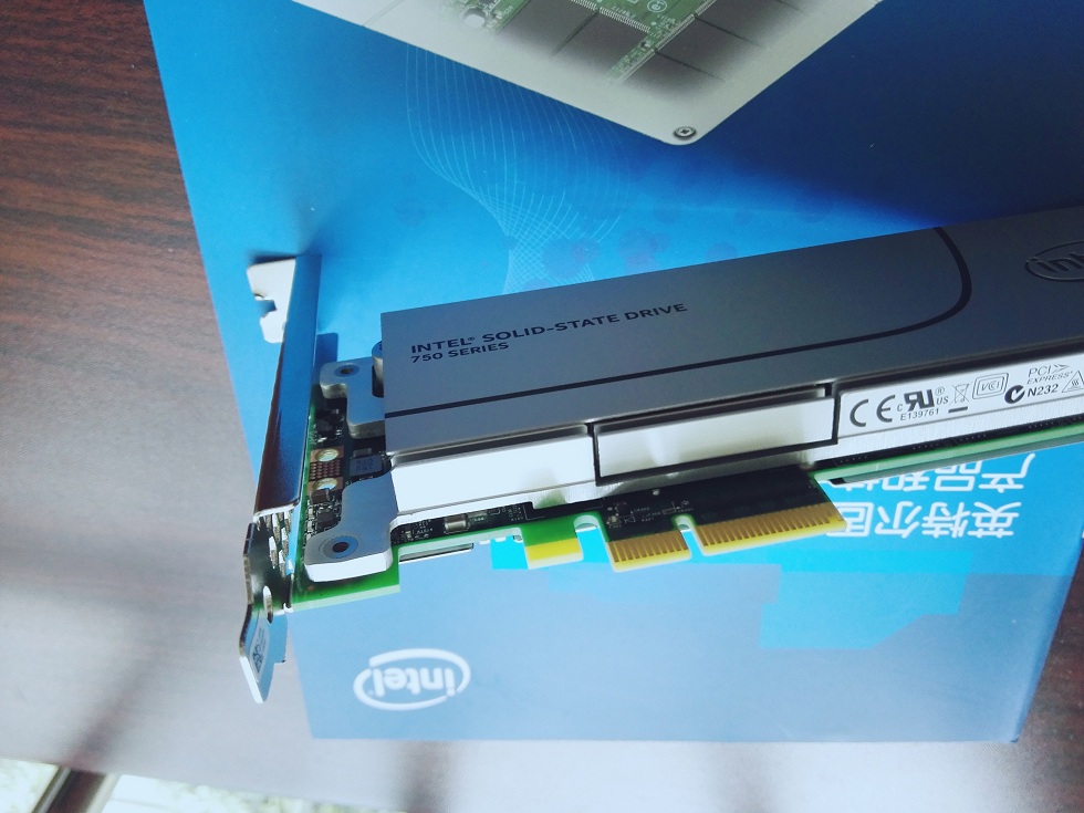 供应用于服务器应用的Intel SSD 750系列 PCI-E 固态硬盘