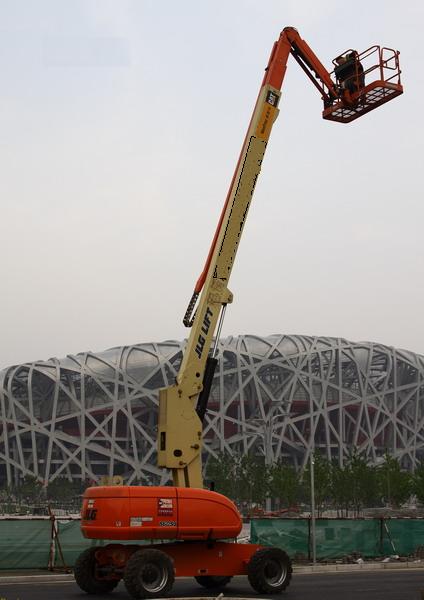 供应用于高空作业租赁、路灯维修、广告安装的成都高空作业车出租、升降平台租赁图片