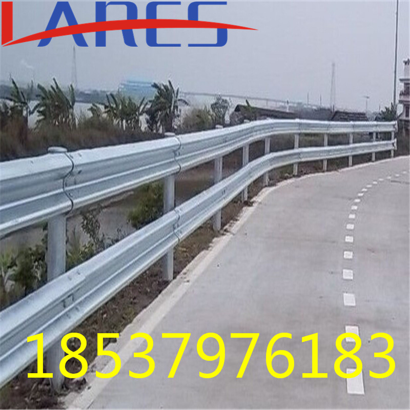 高速公路防撞護欄常年供應(yīng)圖片