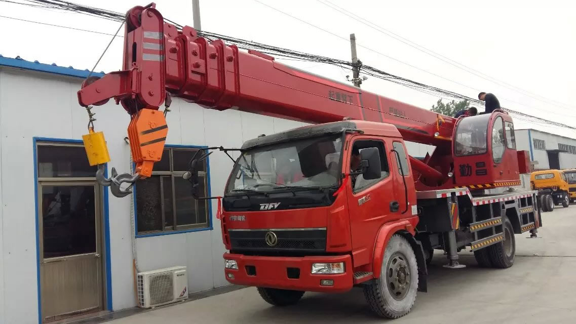 供应小型建筑吊车建筑小吊车建筑汽车吊图片