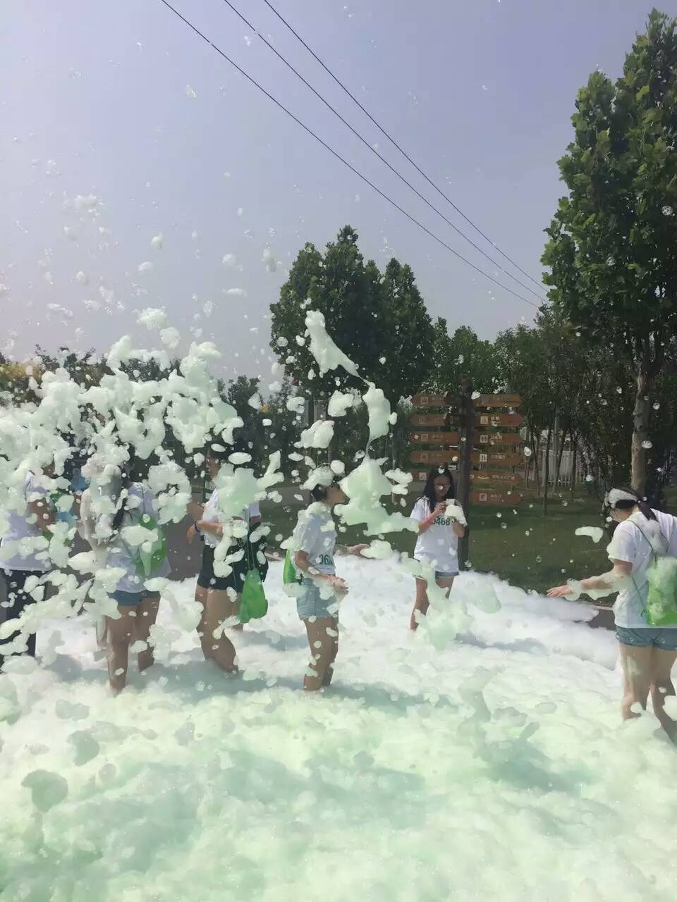 广州市彩色泡沫趴厂家供应彩色泡沫趴 水上冲关喷射泡沫机 雪花机 泡沫油 雪花油