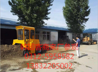 牛糞污泥處理翻堆機(jī)圖片