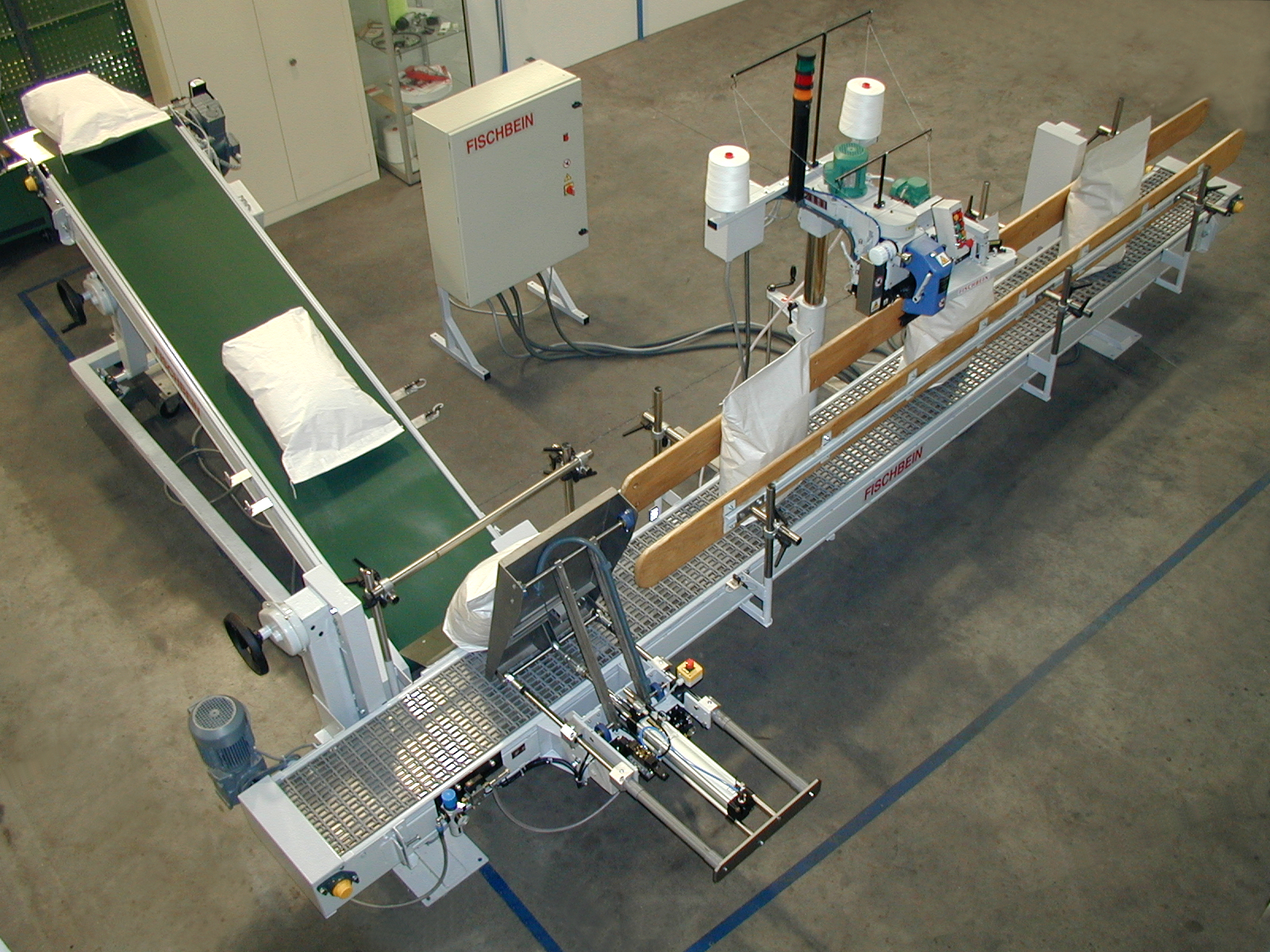 進(jìn)口全自動(dòng)縫紉機(jī)圖片