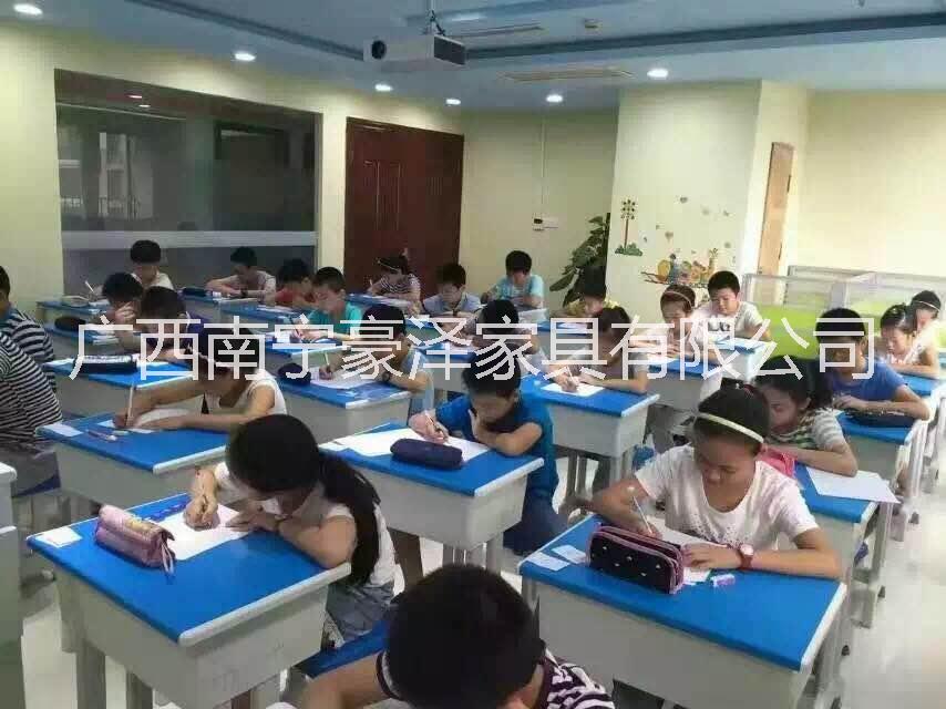 学生课桌塑料课桌