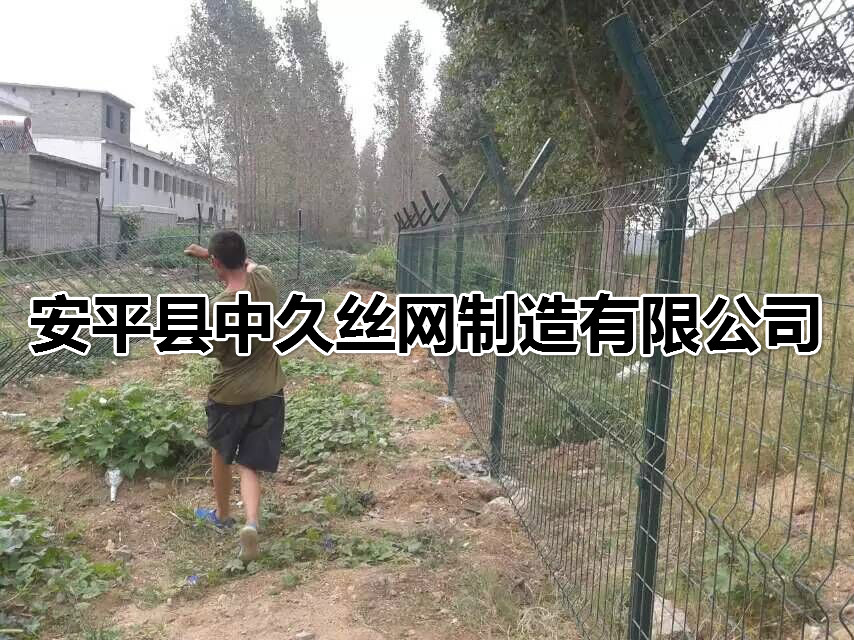 篮球场勾花铁丝护栏网 运动场护栏网价格包塑铁丝护栏网图片