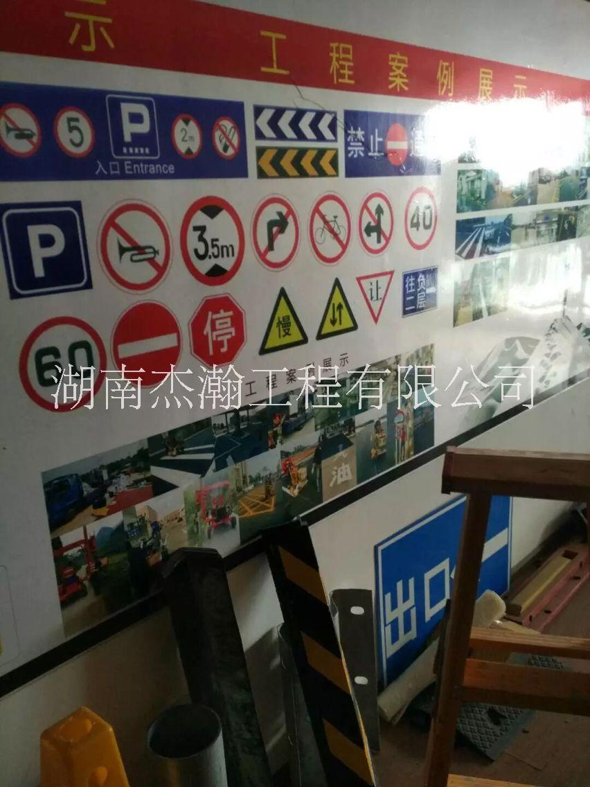 道铺砖道路标线工程队，地下停车场划车位，交通设施安装图片