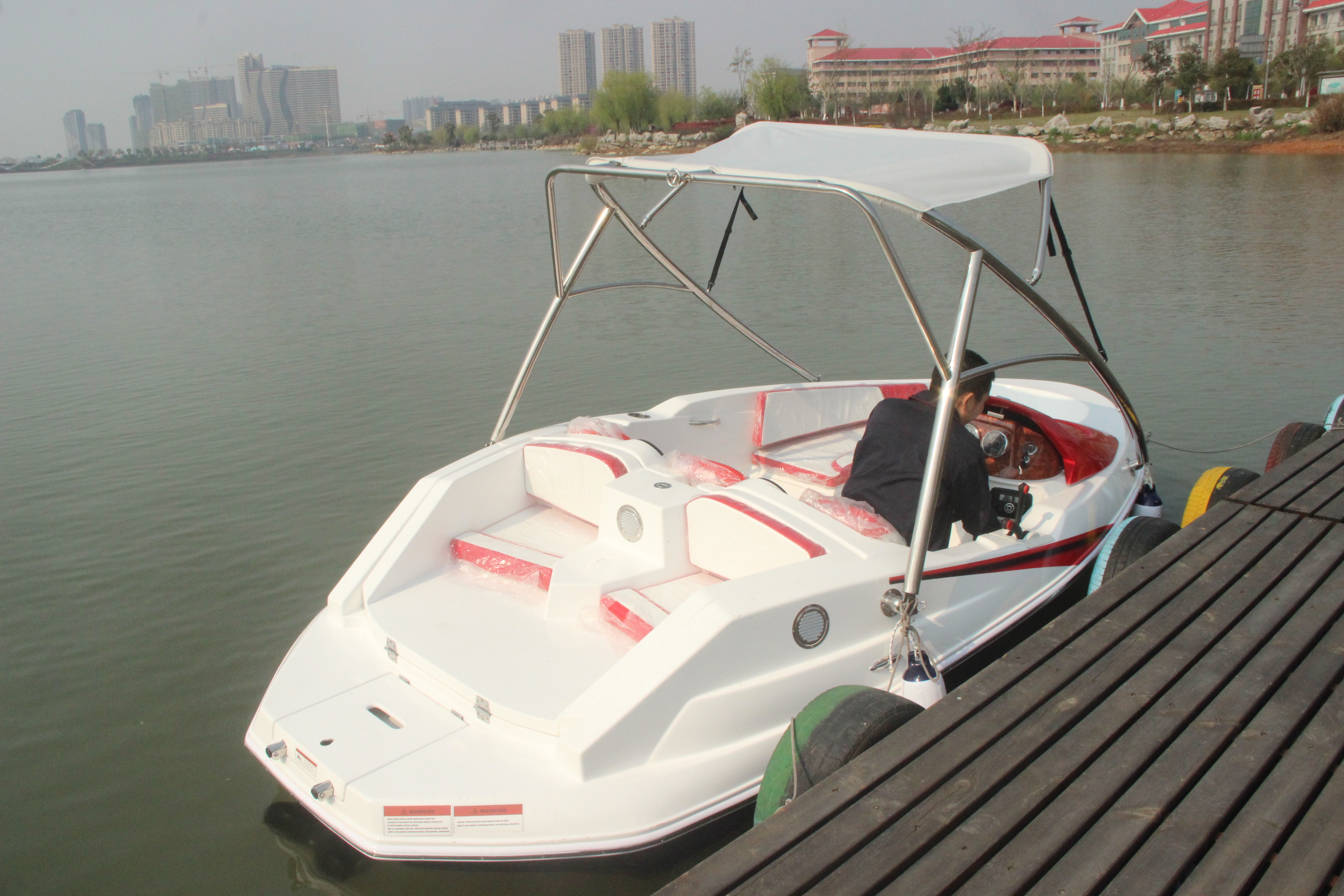 度假村水上營業(yè)小型游艇圖片