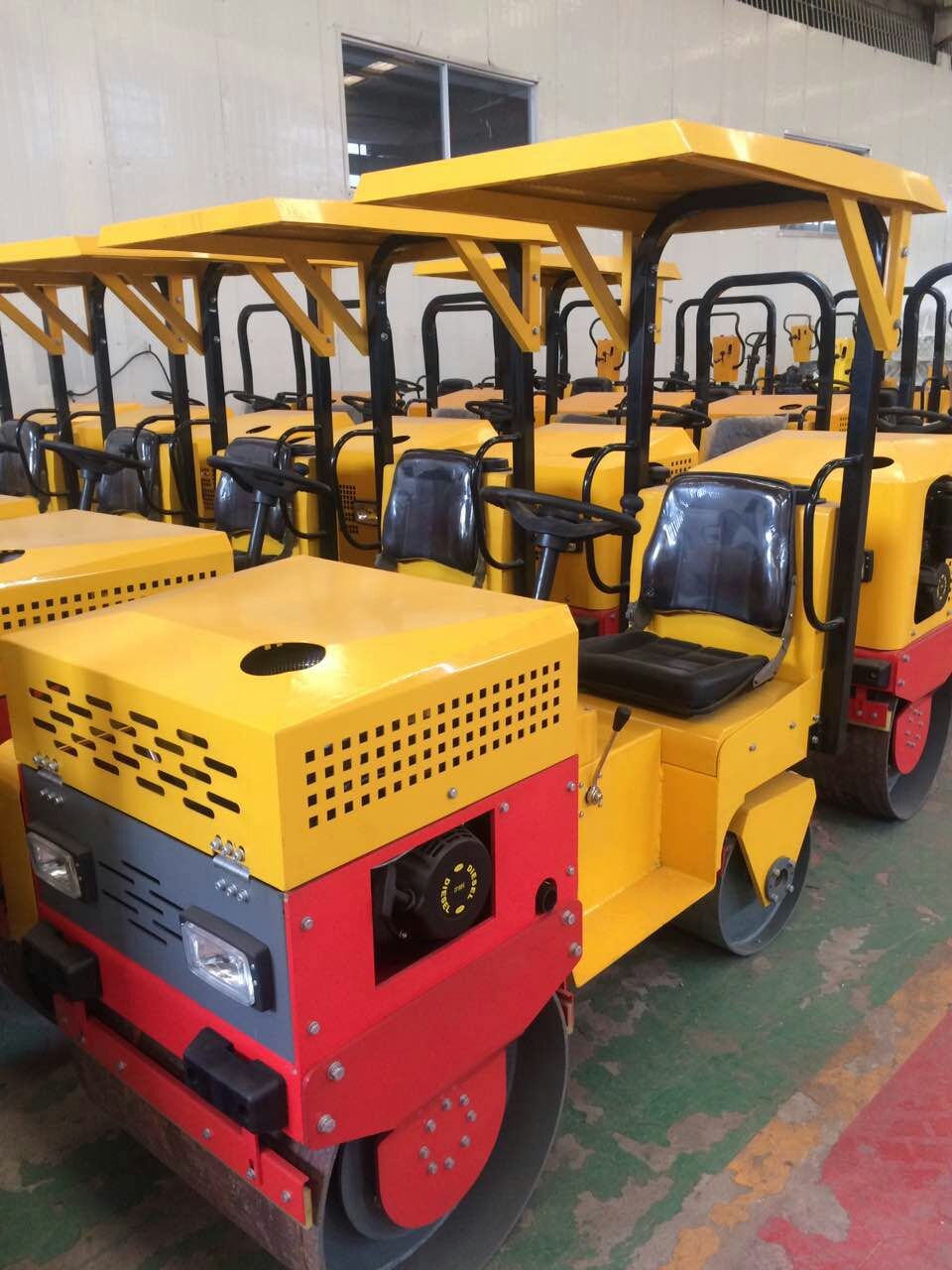 輪長1米座駕式振動(dòng)壓路機(jī)圖片