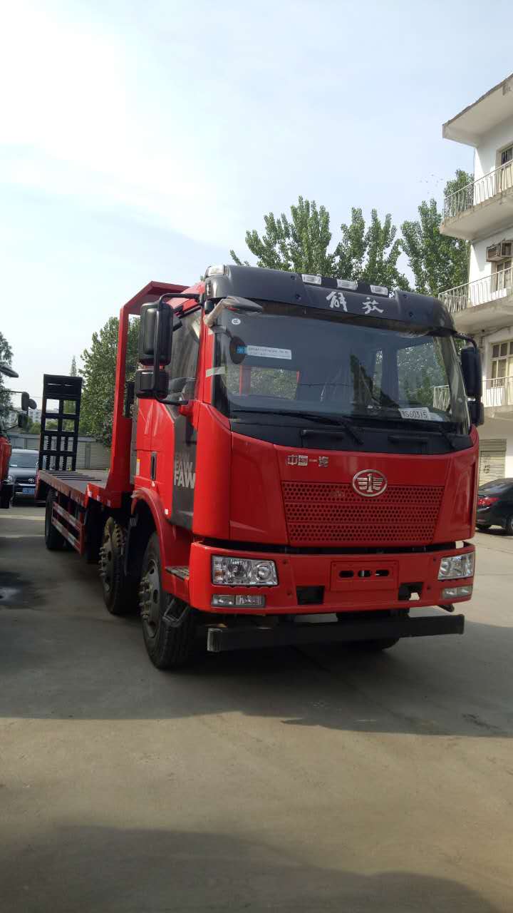 解放龍V小三軸挖掘機平板拖車  解放3橋挖機平板拖車廠家