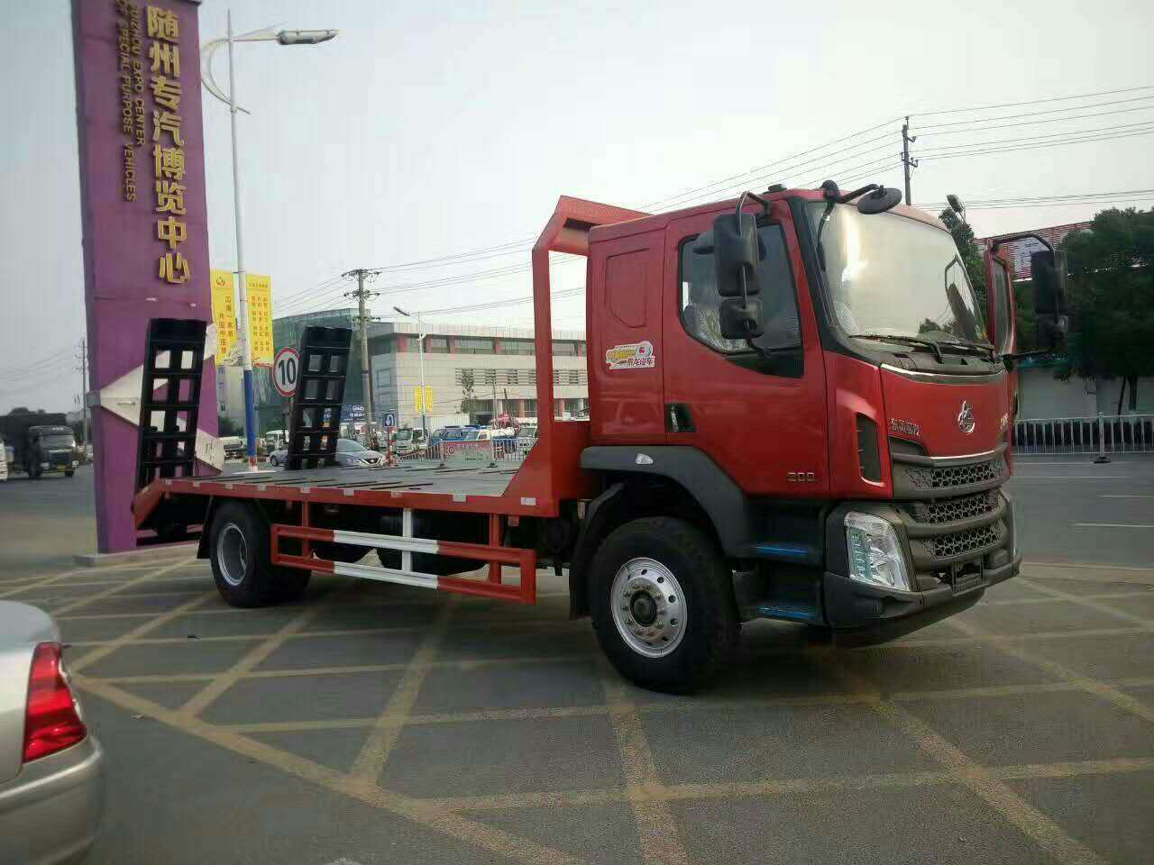 東風(fēng)柳汽挖機(jī)平板運(yùn)輸車圖片