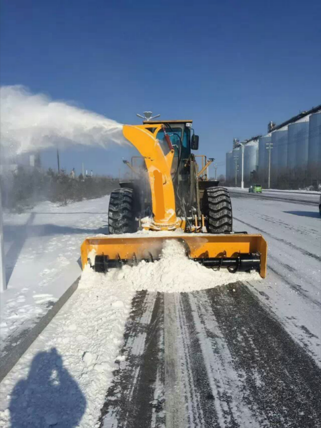 除雪车，推雪铲，扫雪刷，抛雪机图片