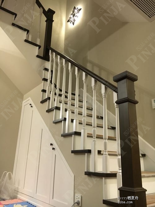 簡約櫸木樓梯安裝_木樓梯現(xiàn)場安裝圖片