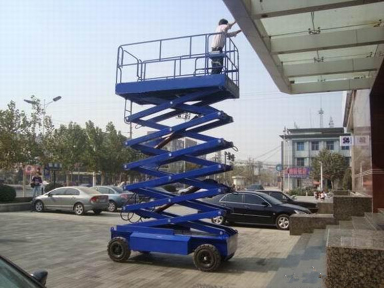 廠家直銷常規(guī)移動(dòng)自行走式升降機(jī)圖片