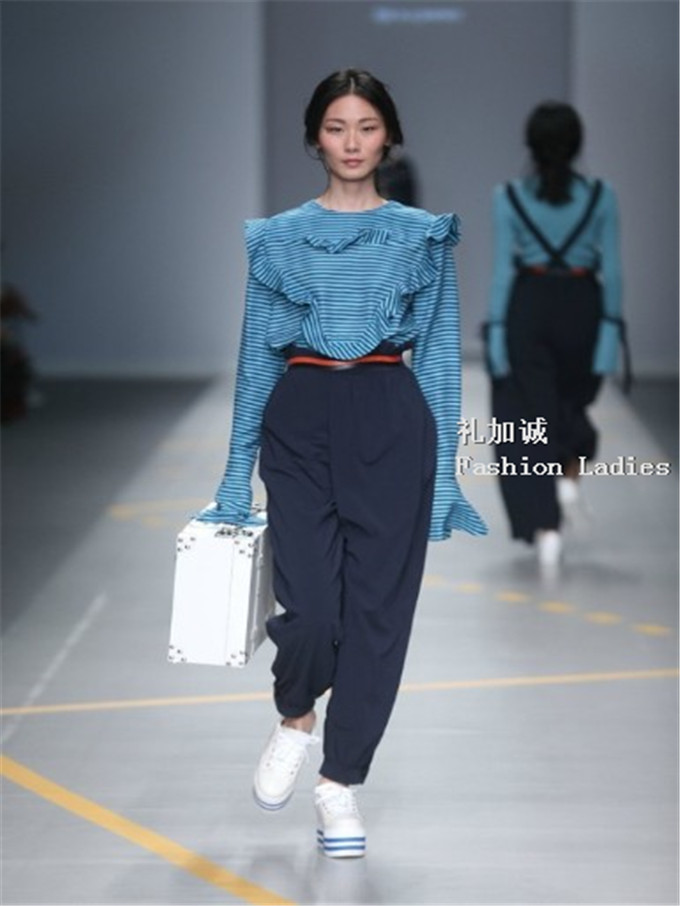 十二籃女裝折扣品牌批發(fā)圖片