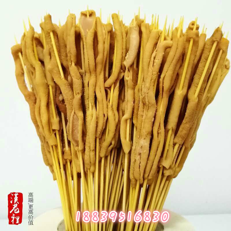 漢巷里鐵板烤鴨腸 穿好竹簽圖片