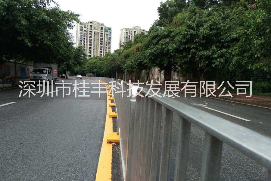 深圳公路标准的安防护栏是什么材质的？图片