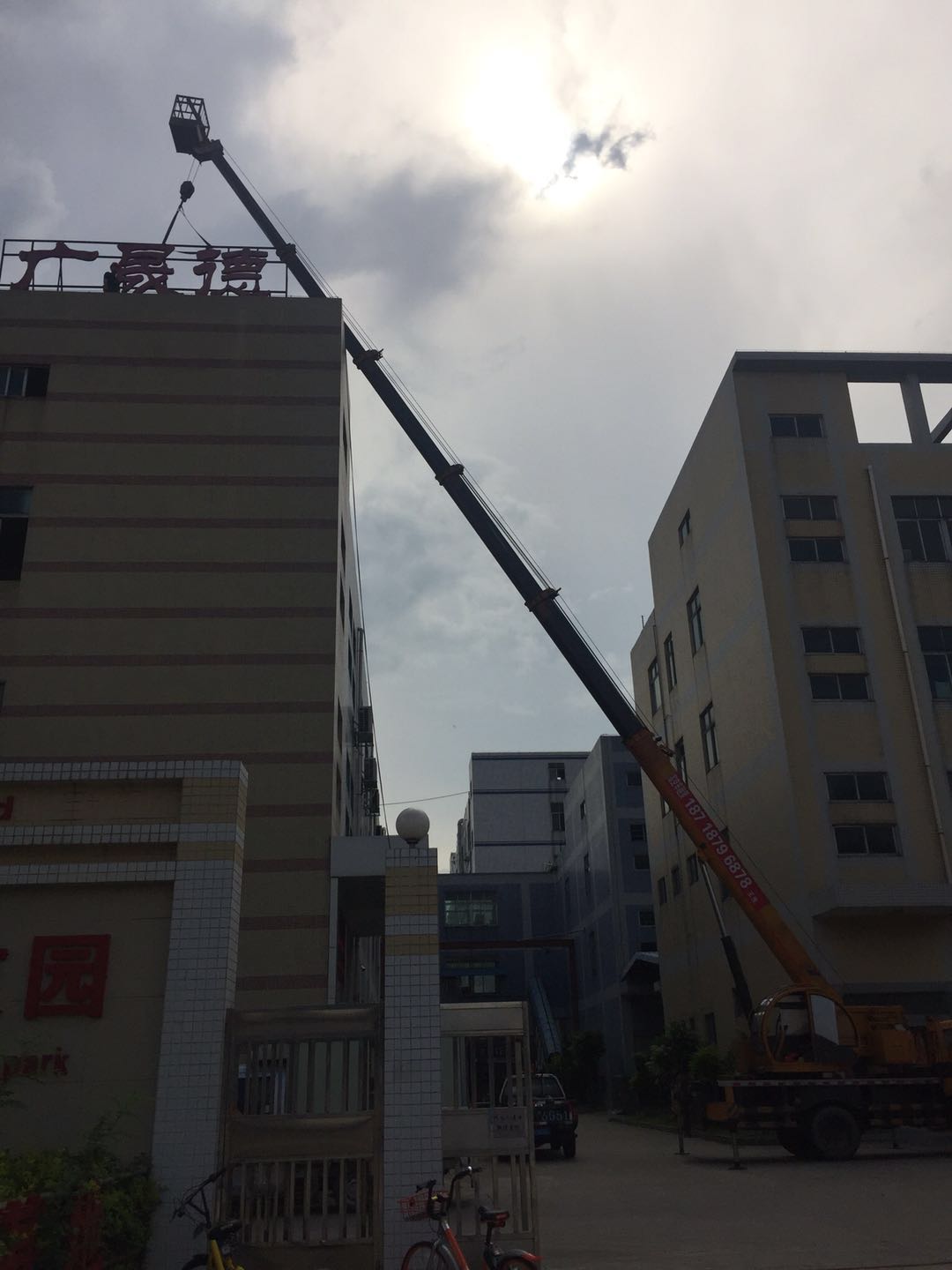 深圳吊车出租公司 深圳吊车出租联系电话 深圳吊车出租哪家好 深圳吊车出租多少钱 深圳吊车出租价格 深圳吊车出租电话图片