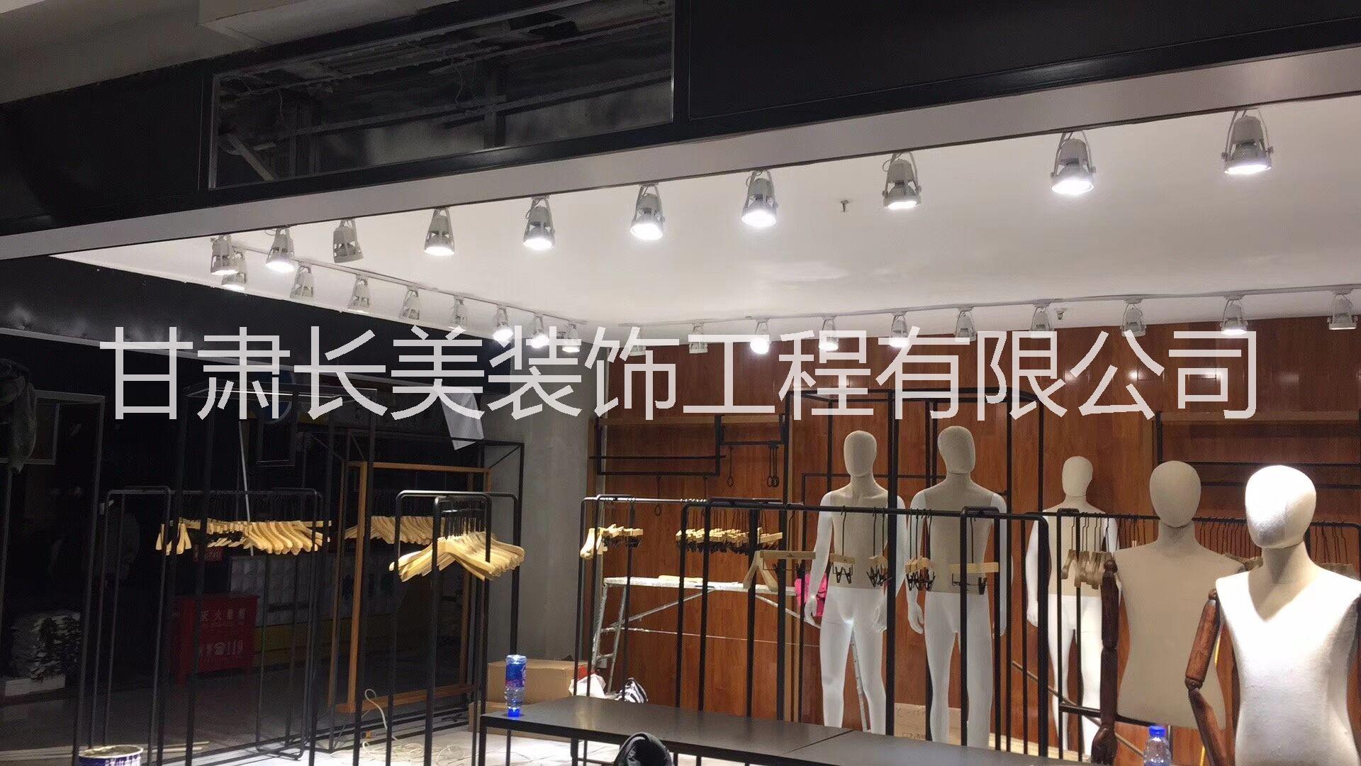 服装展示柜 甘肃展示柜装修设计_专业展柜定制厂家_甘肃长美装饰工程图片