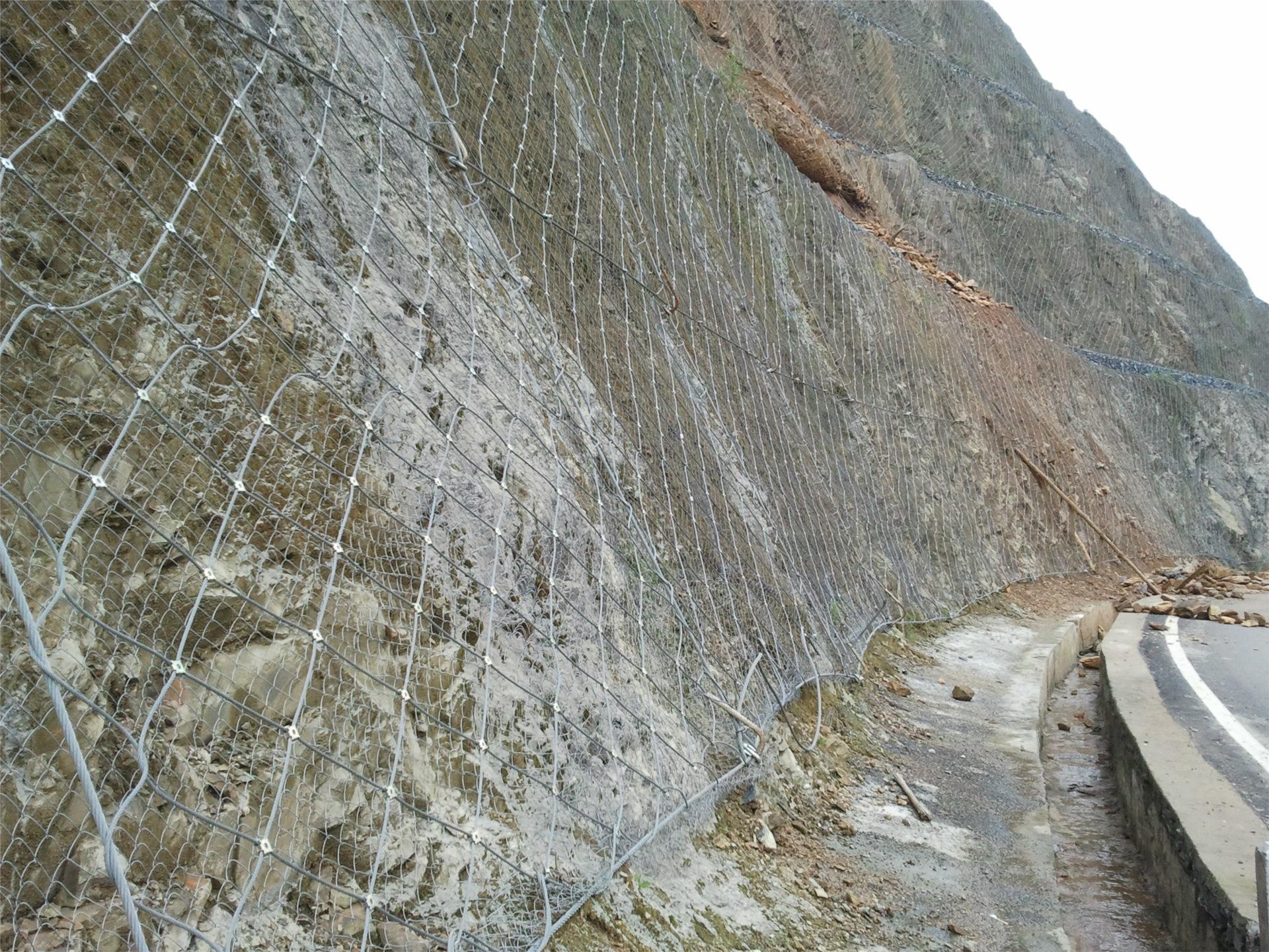 高山峻岭被动环形网.钢丝格栅防护网.落石防护网钢丝防护网图片