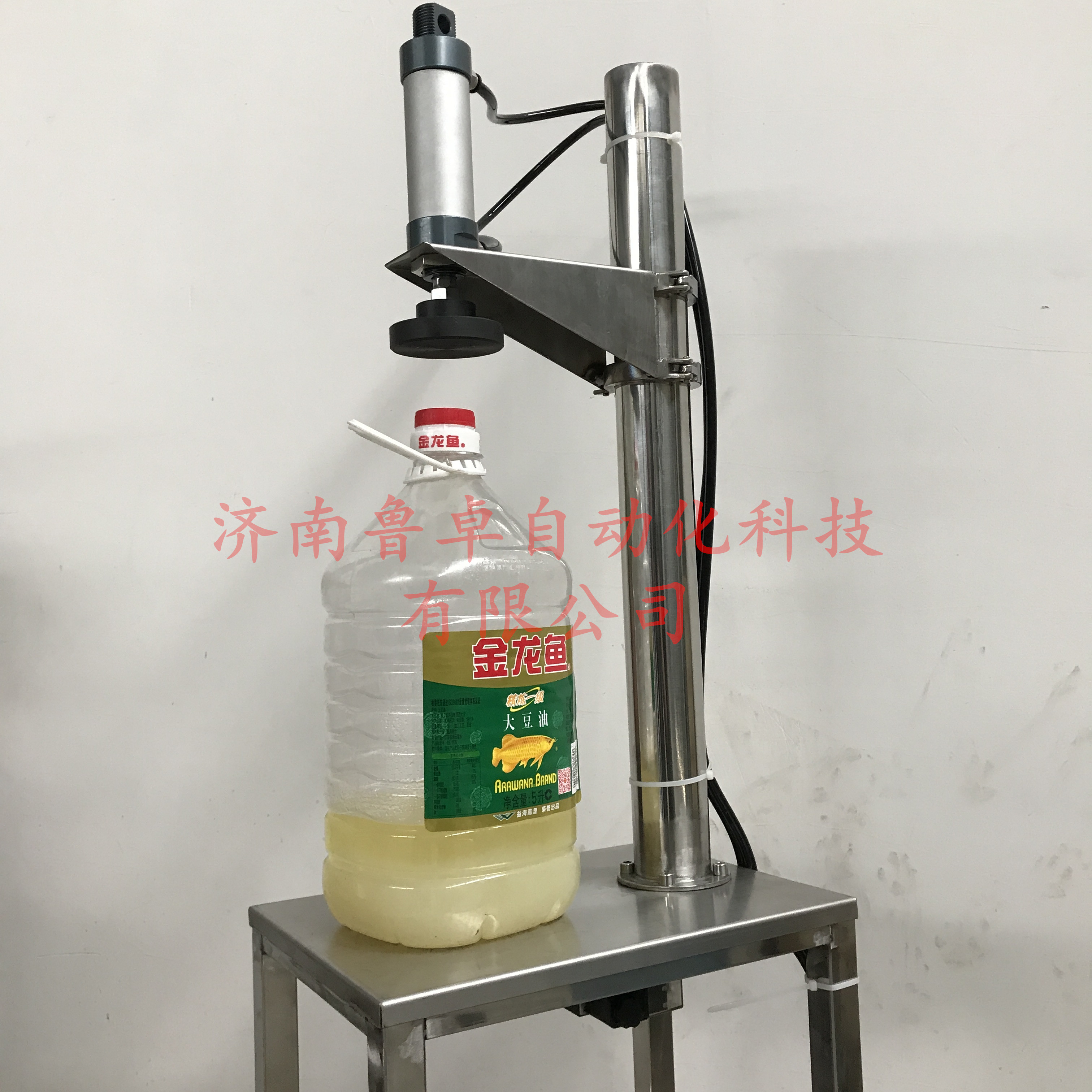 鲁卓气动食用油压盖机鲁卓气动食用油压盖机  半自动压盖机