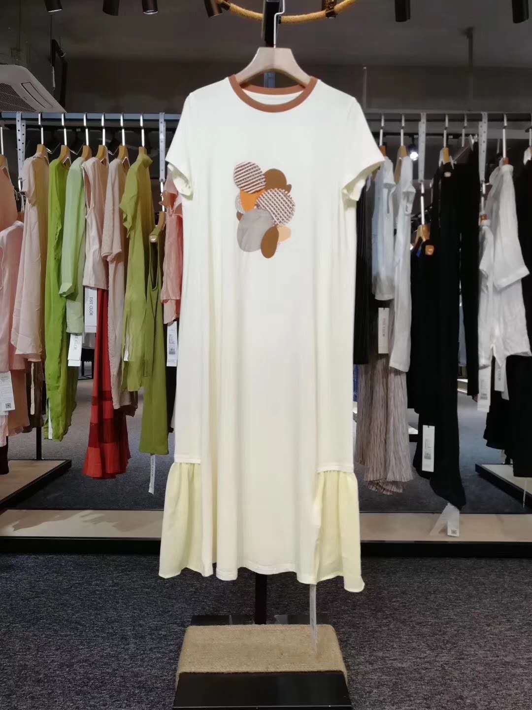 品牌折扣女裝貨源 在廣州三三服裝