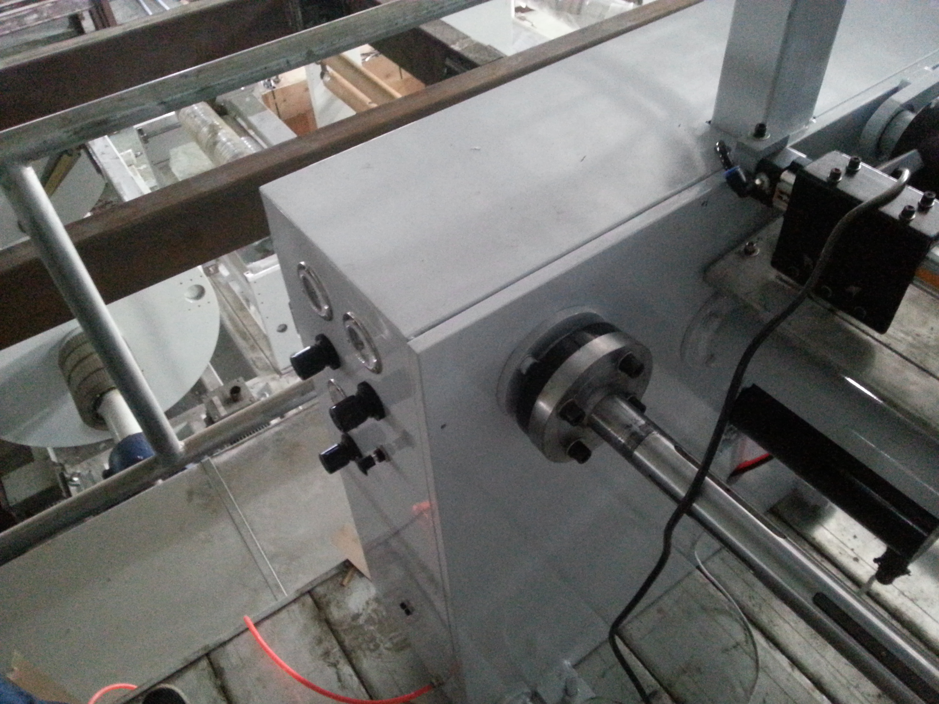 拉伸膜膠帶分切復(fù)卷機(jī)圖片