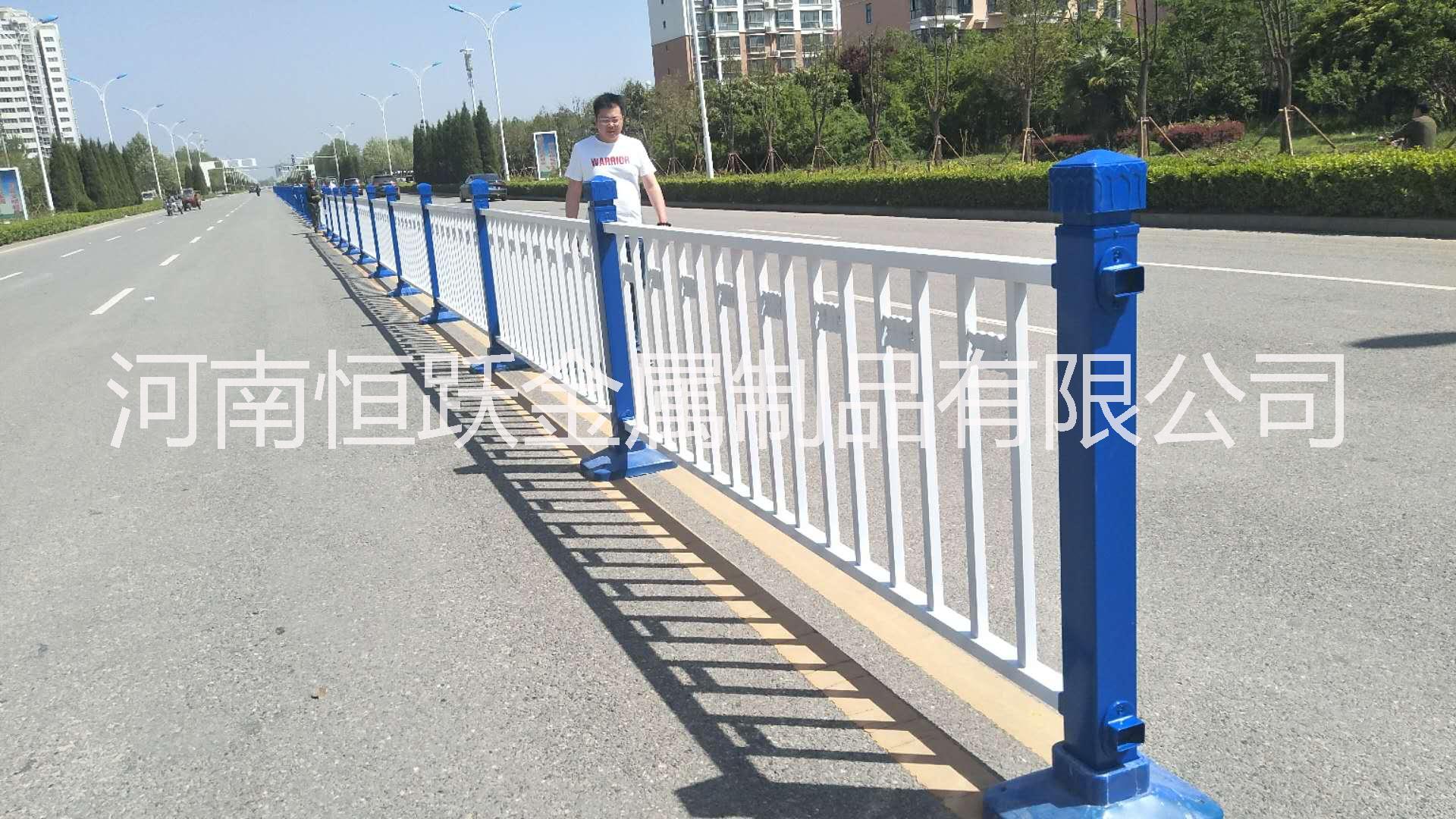 现货供应许昌交通隔离护栏城市机非隔离栏道路广告版护栏图片