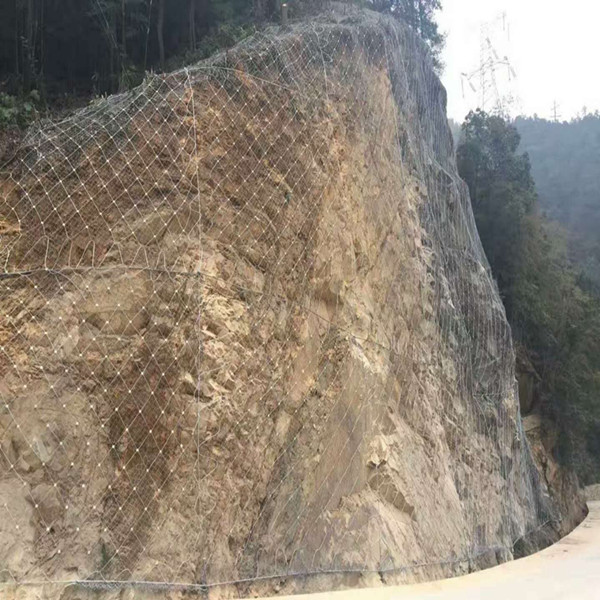 防山坡岩石剥落防护网_防滑坡落石防护网_圈山边坡安全防护网生产图片