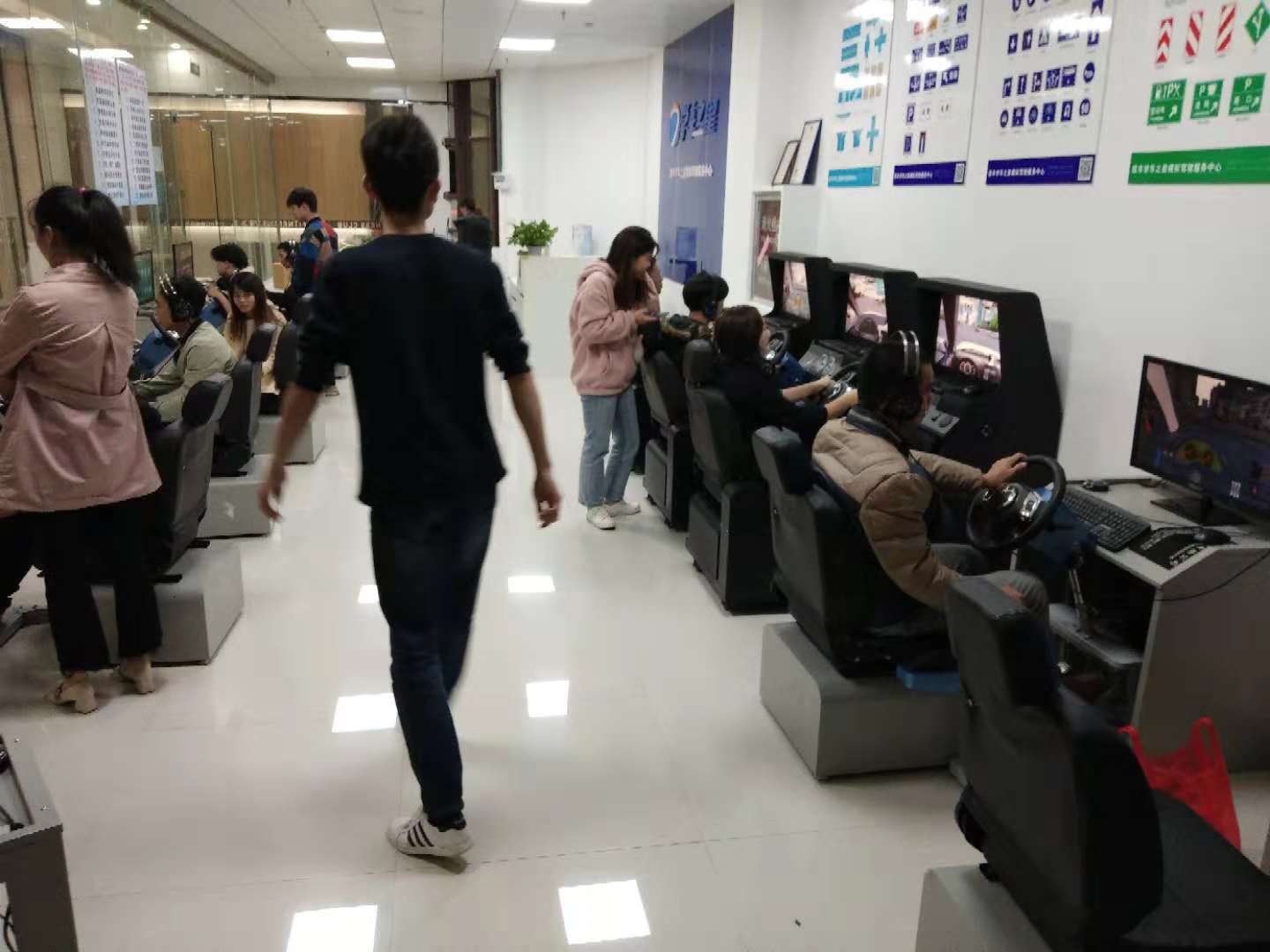 温州做什么生意赚钱？加盟学车之星汽车驾驶模拟器开店助你发家致富