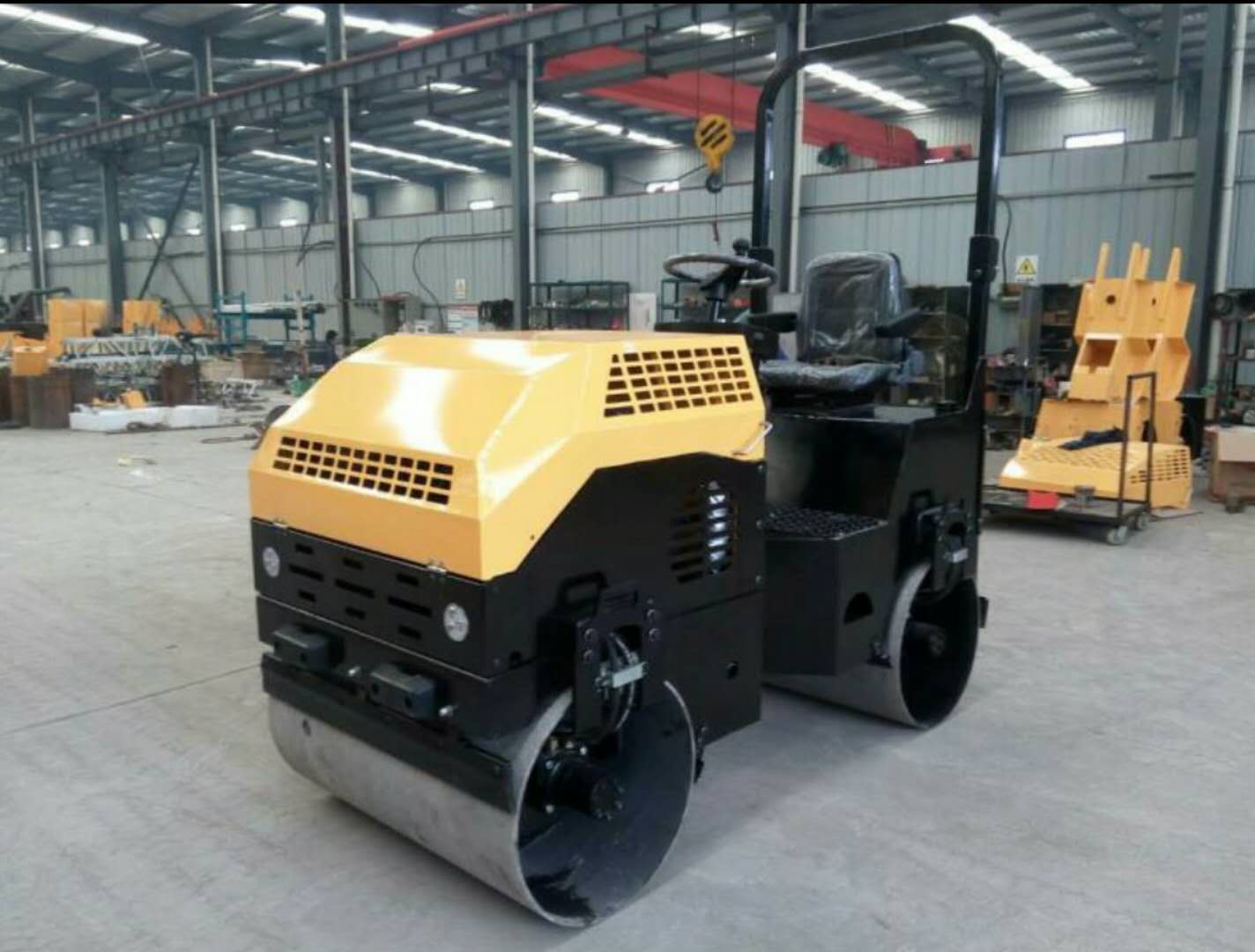 全液壓座駕式微型前輪震動(dòng)壓路機(jī)