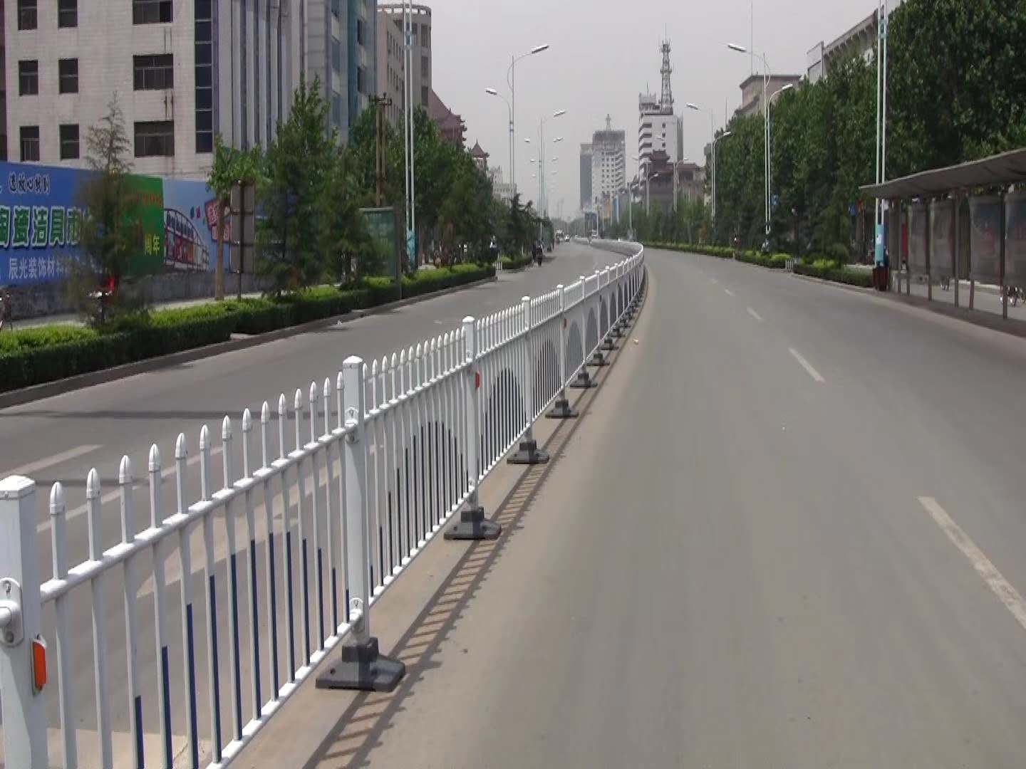 免费拿样 道路护栏 市政护栏 高分子底座护栏 交通隔离护栏图片