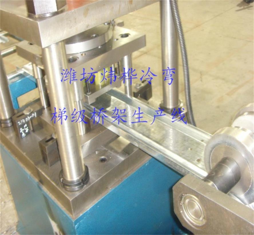 梯式電纜橋架成型設備圖片