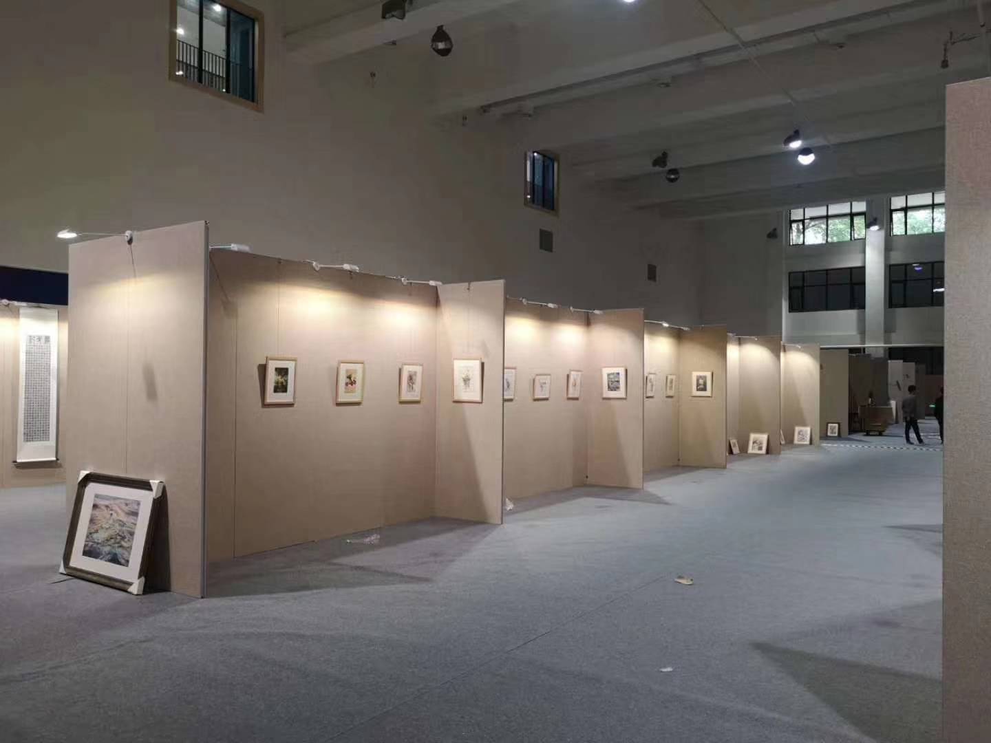 米色亚麻布无缝展板制作搭建 高档挂画展板工厂直接供应 全新展板图片