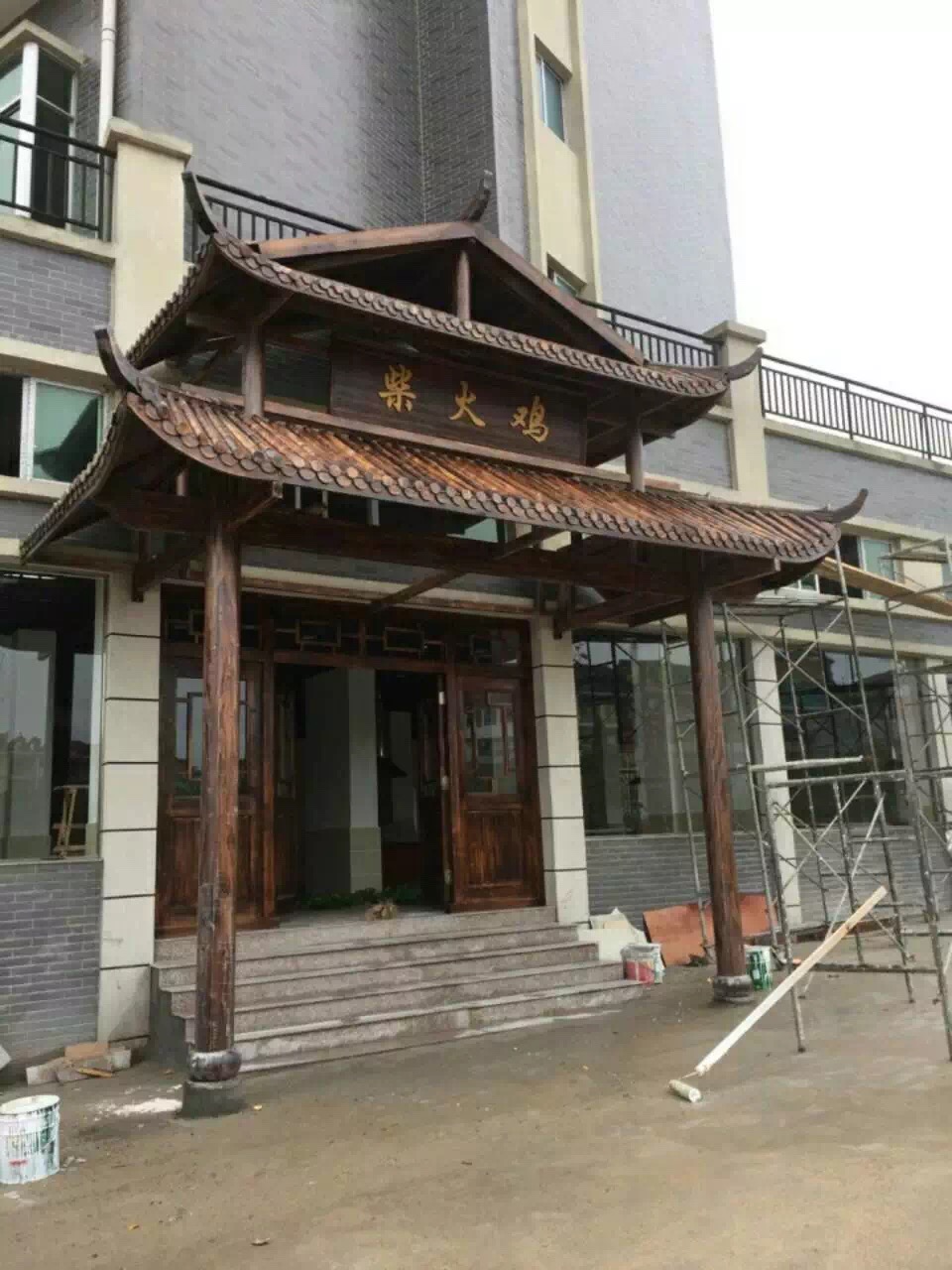 厂家直销碳化防腐木仿古风店面门头栅栏景区实木仿古大门围栏定制图片