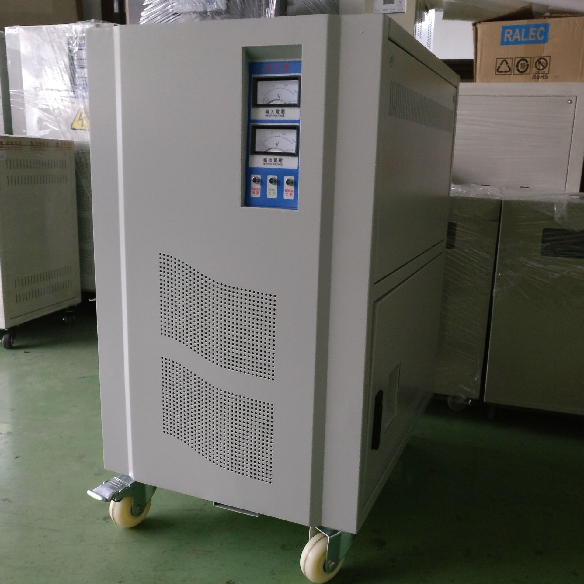 通訊設備專用穩(wěn)壓器圖片