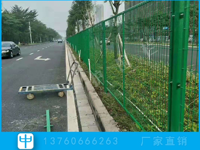 南沙道路菱形网隔离栅 绿化带护栏网 工地铁丝围网 公路边框护栏图片