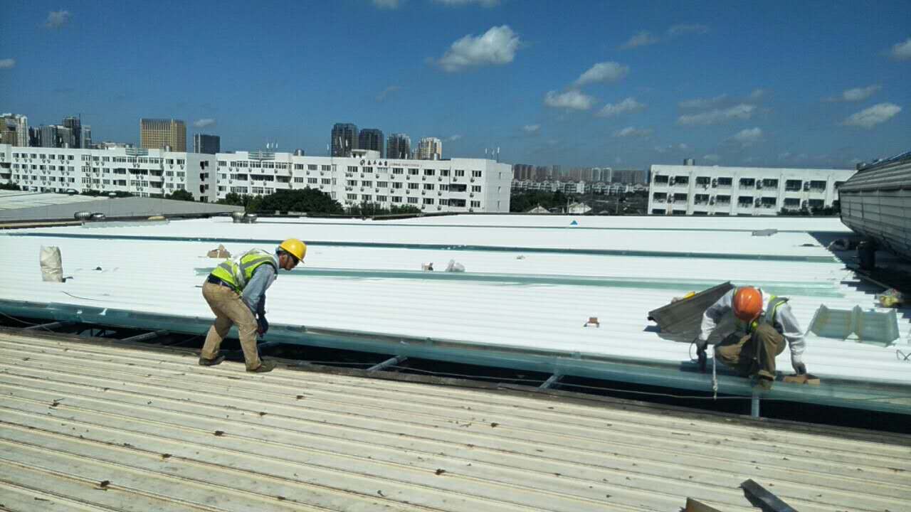 苏州厂屋顶彩钢板漏雨维修补漏 彩钢瓦除锈喷漆翻新图片