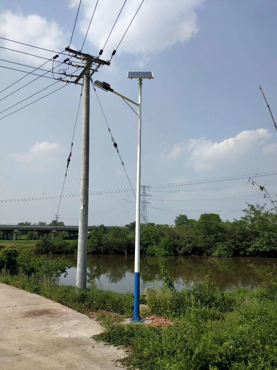 常州新农村太阳能路灯厂家批发 一体化太阳能LED路灯 30瓦LED太阳能路灯定制图片