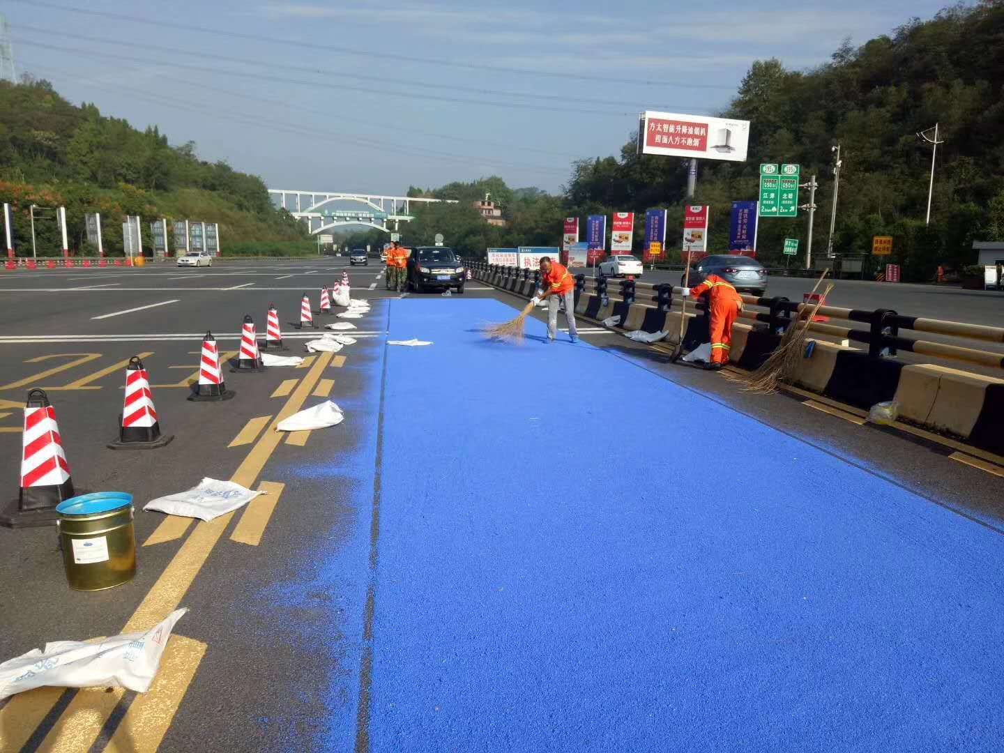 上海市厂家直销彩色道路胶水厂家厂家直销彩色道路胶水 青岛厂家陶瓷颗粒胶水价格  彩色路面粘合剂供应商价格