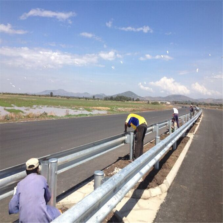 高速公路波形护栏板 道路波形护栏板图片