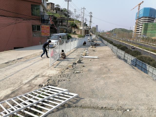 贵阳河道防护栏  河道防护栏  工地防护栏 高速公路防护栏  贵阳工地广告牌安全护栏围挡板宣传栏制作安装厂家图片