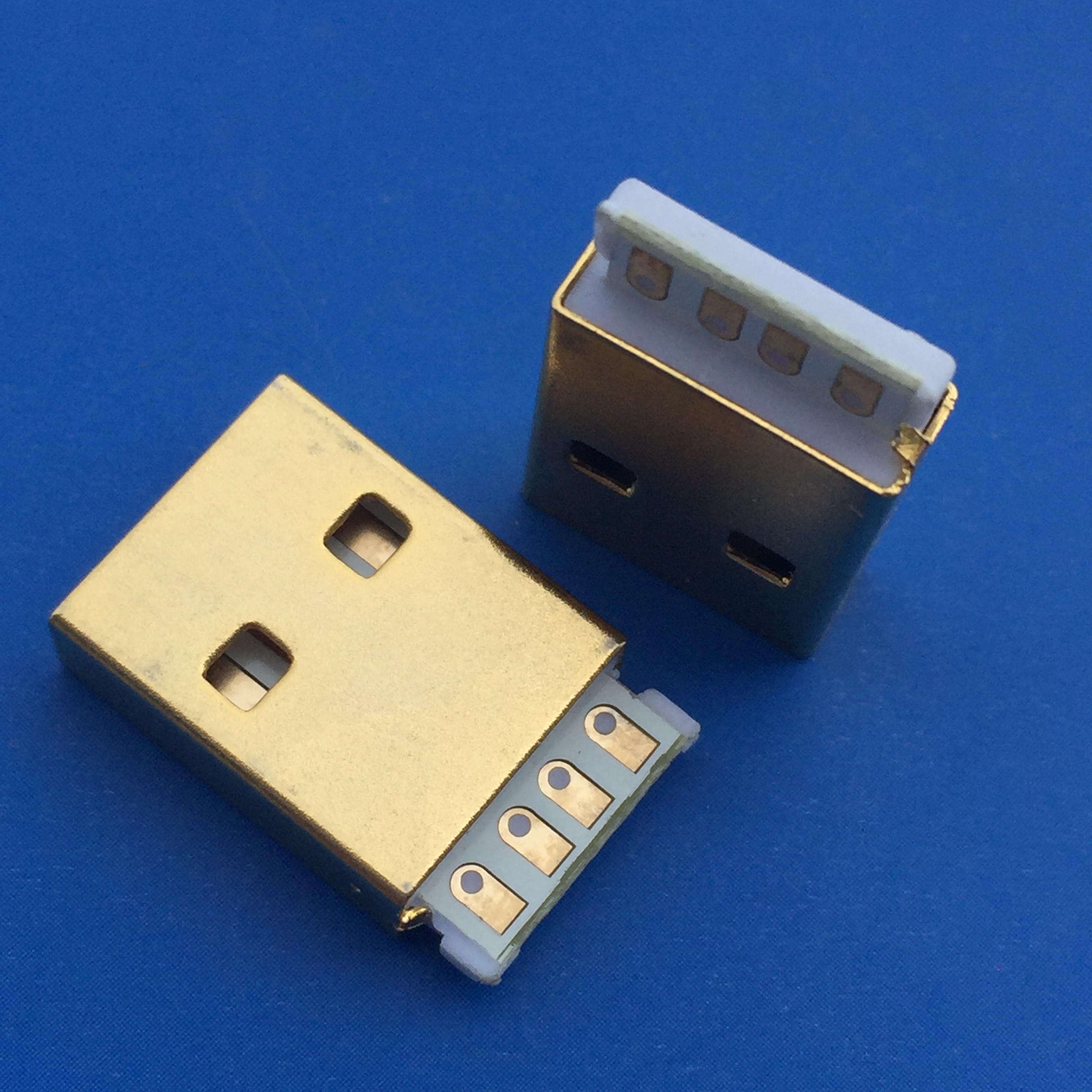 A公 USB 2.0 4pin  直边焊线式 正反插白色胶芯 带接地脚