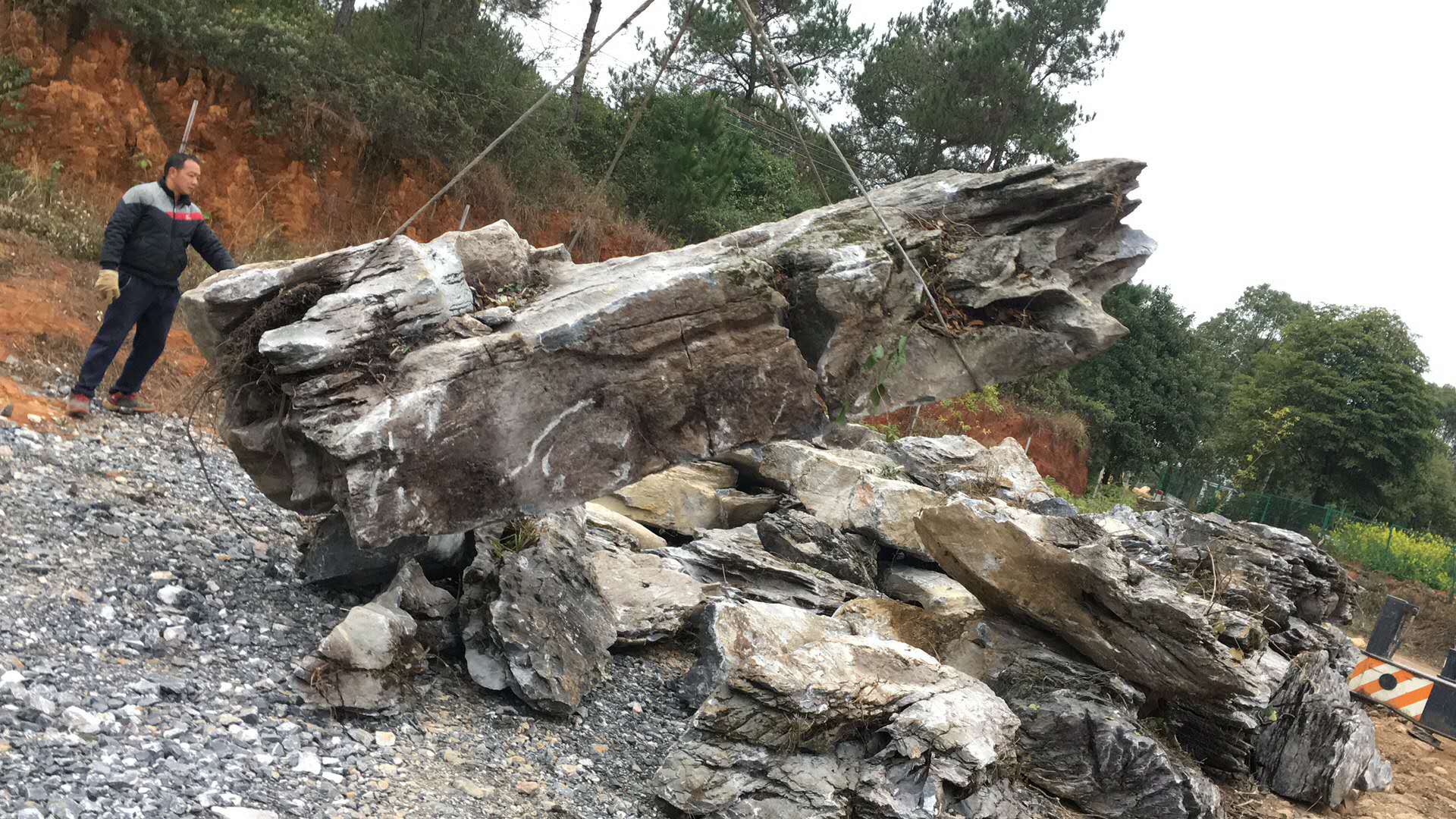 园林景观大英石 青龙石 峰石批发园林景观大英石 青龙石 峰石批发