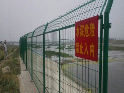 河道隔离防护栏  河道防护栏网，市政护栏，公路围挡，农场围挡图片