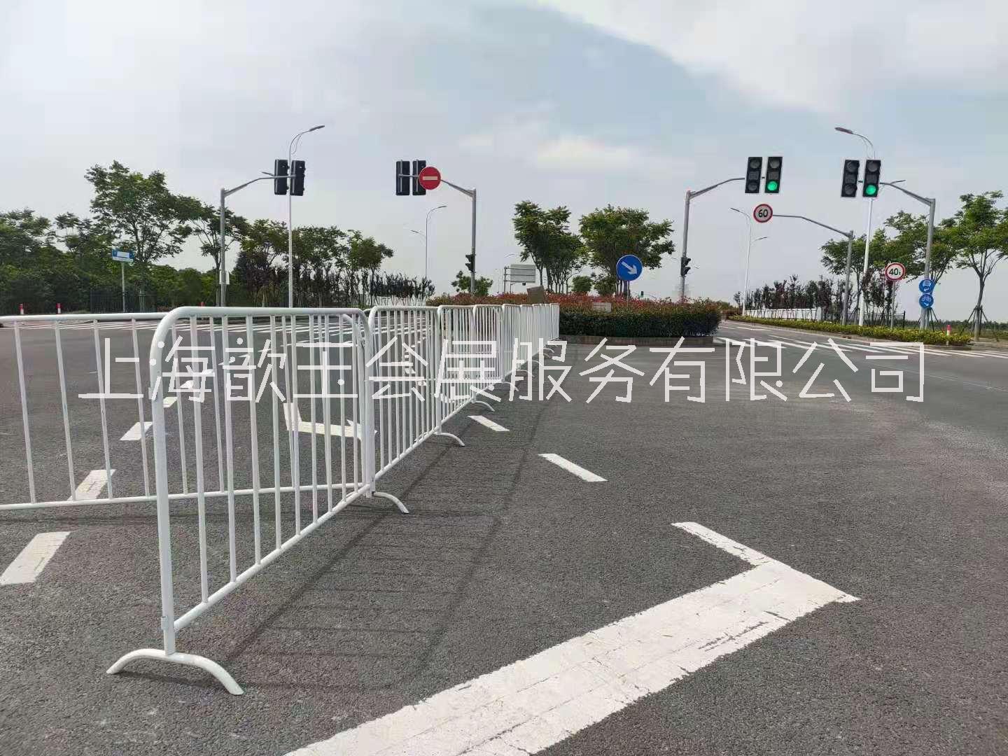 上海白色固定脚可移动铁马租赁图片