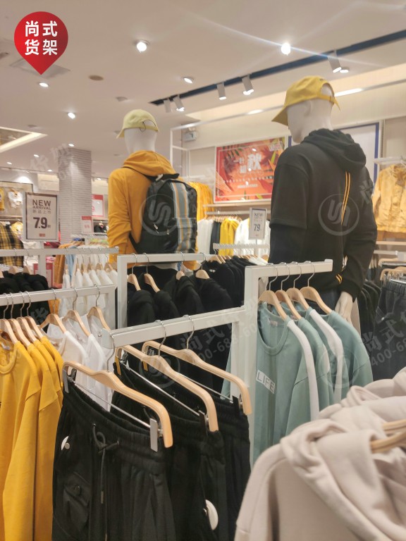 南昌時尚男裝貨架新中式服裝店展示圖片/南昌時尚男裝貨架新中式服裝店展示樣板圖 (3)