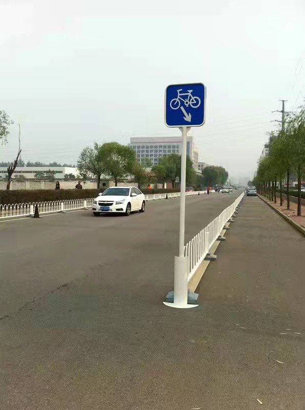 隔离护栏价格交通护栏批发道路划线图片