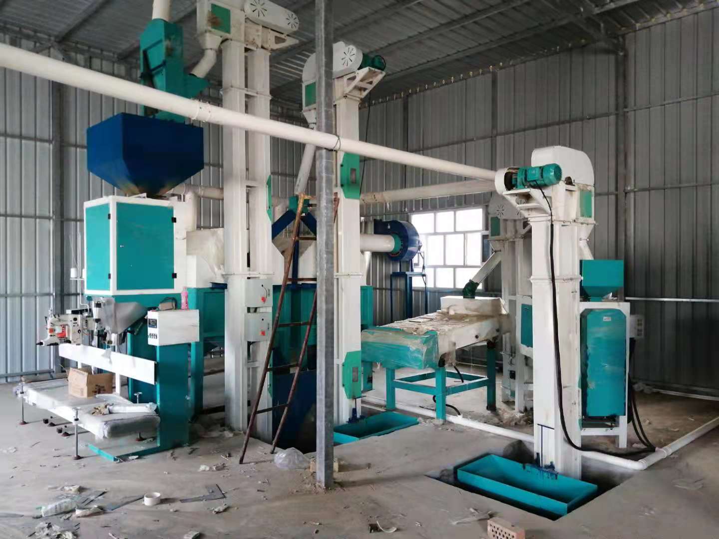 鴿糧加工成套設(shè)備圖片