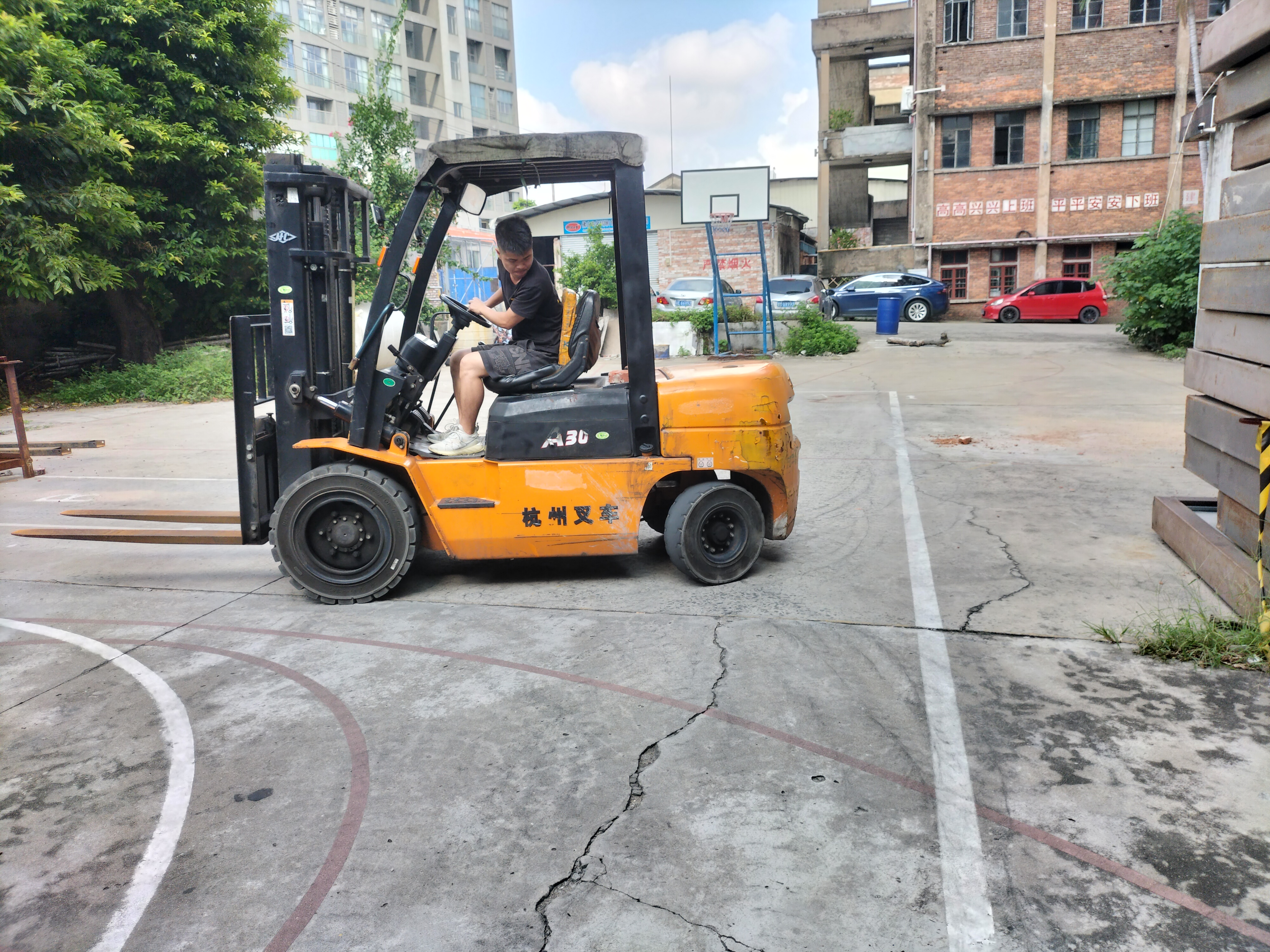 广州叉车证要多少钱，张槎叉车考试培训公司、张槎报名叉车考证图片